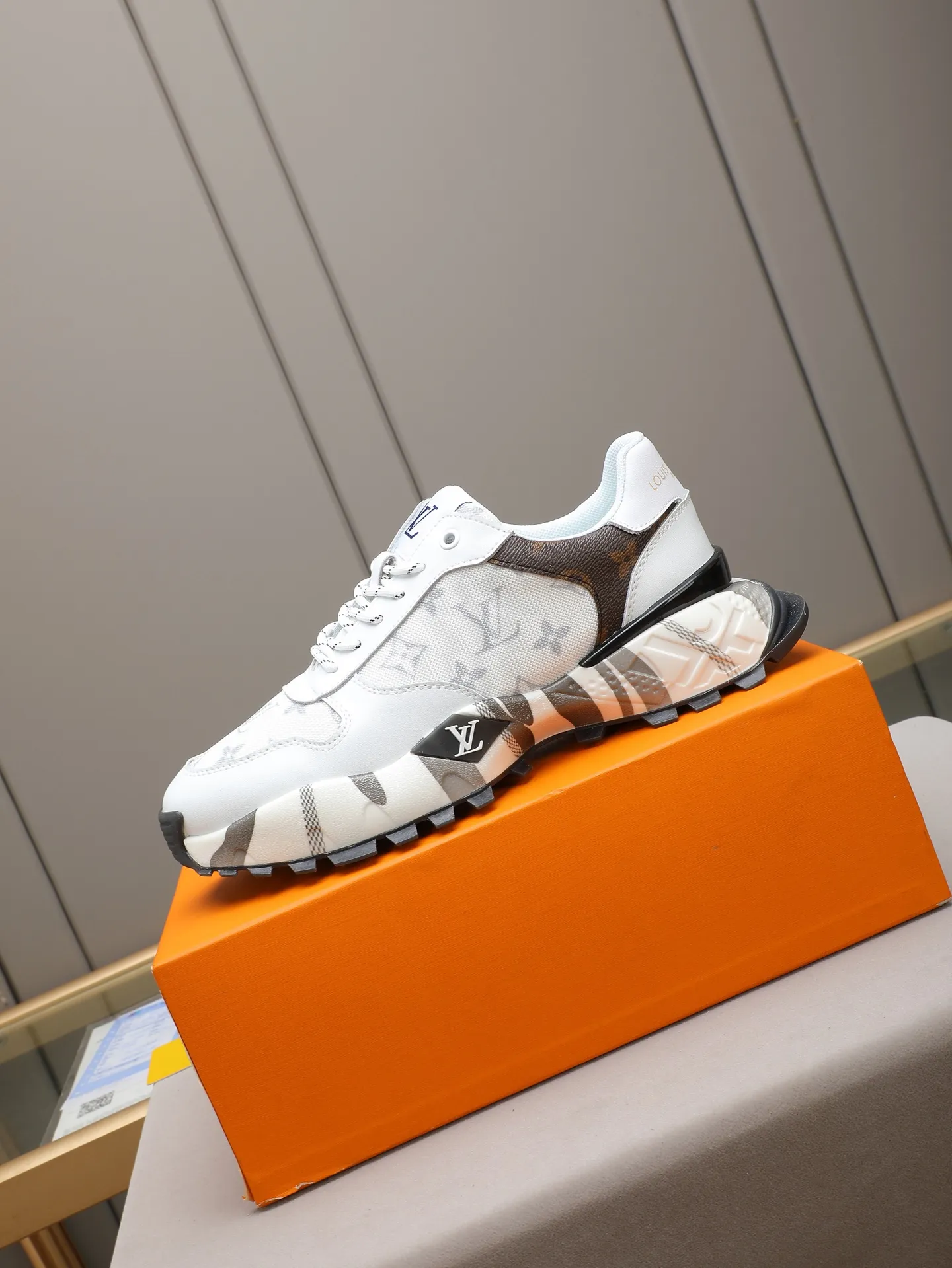 Men's shoes 💰440 [LV] Casual sports shoes, breathable and comfortable, easy to walk, a versatile style for trendy men, Versace special materials and calfskin ➕ breathable mesh lining ➕ popular printed outsole, sports and running style, super comfortable. Code number 38-44 (45 customized)